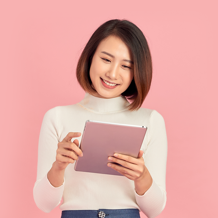 阅读平板内容的使用者